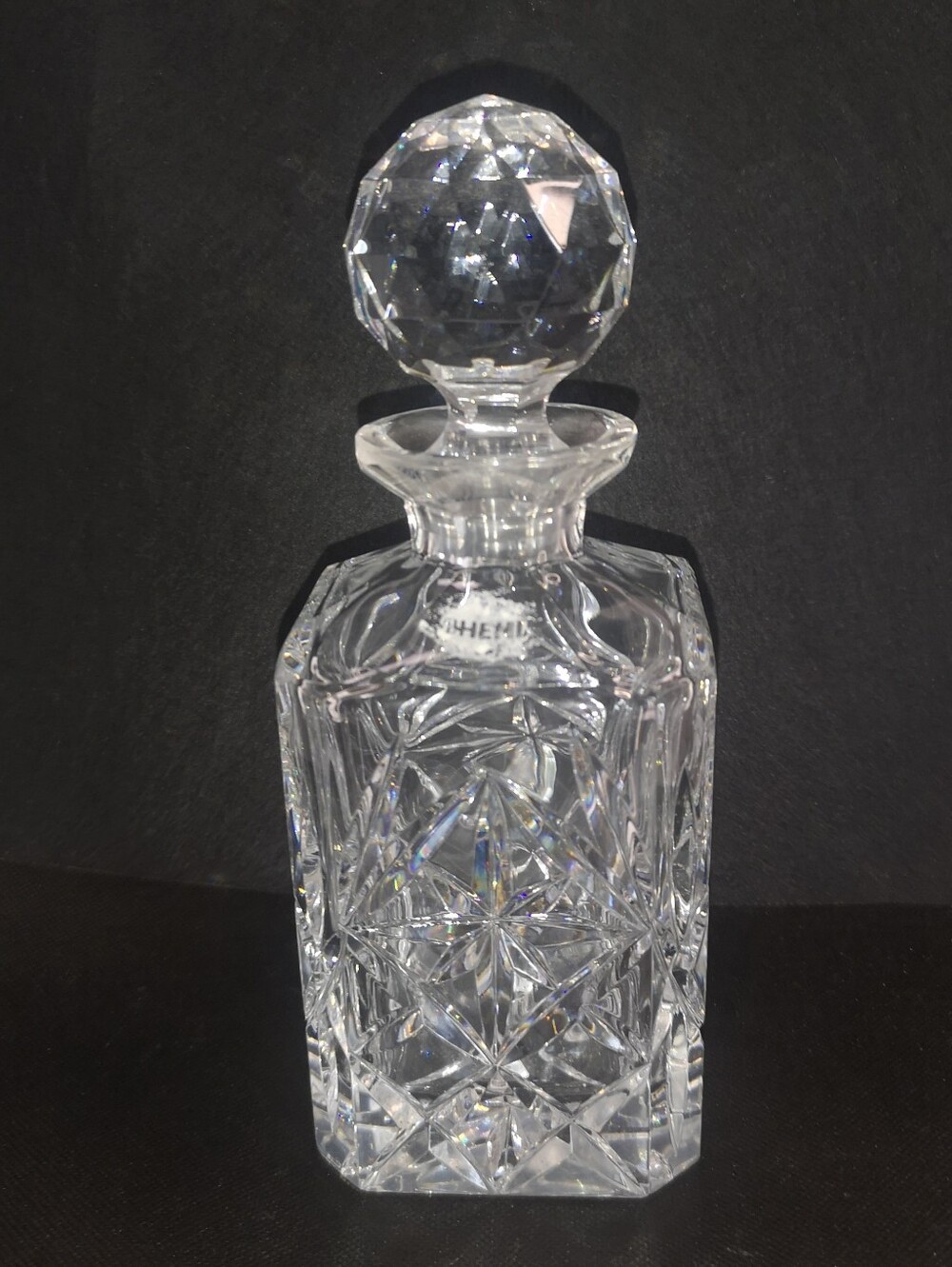 Bohemia Clear Faceted Crystal Cut Sqare 9.25 "Tall Decanter with Round Stopper